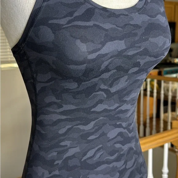 lululemon athletica Black Camouflage Tank Top size 4 - Picture 3 of 5